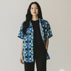 WildFang The Empower Short Short Sleeve Button Up Shirt Blue Tropical Large NEW